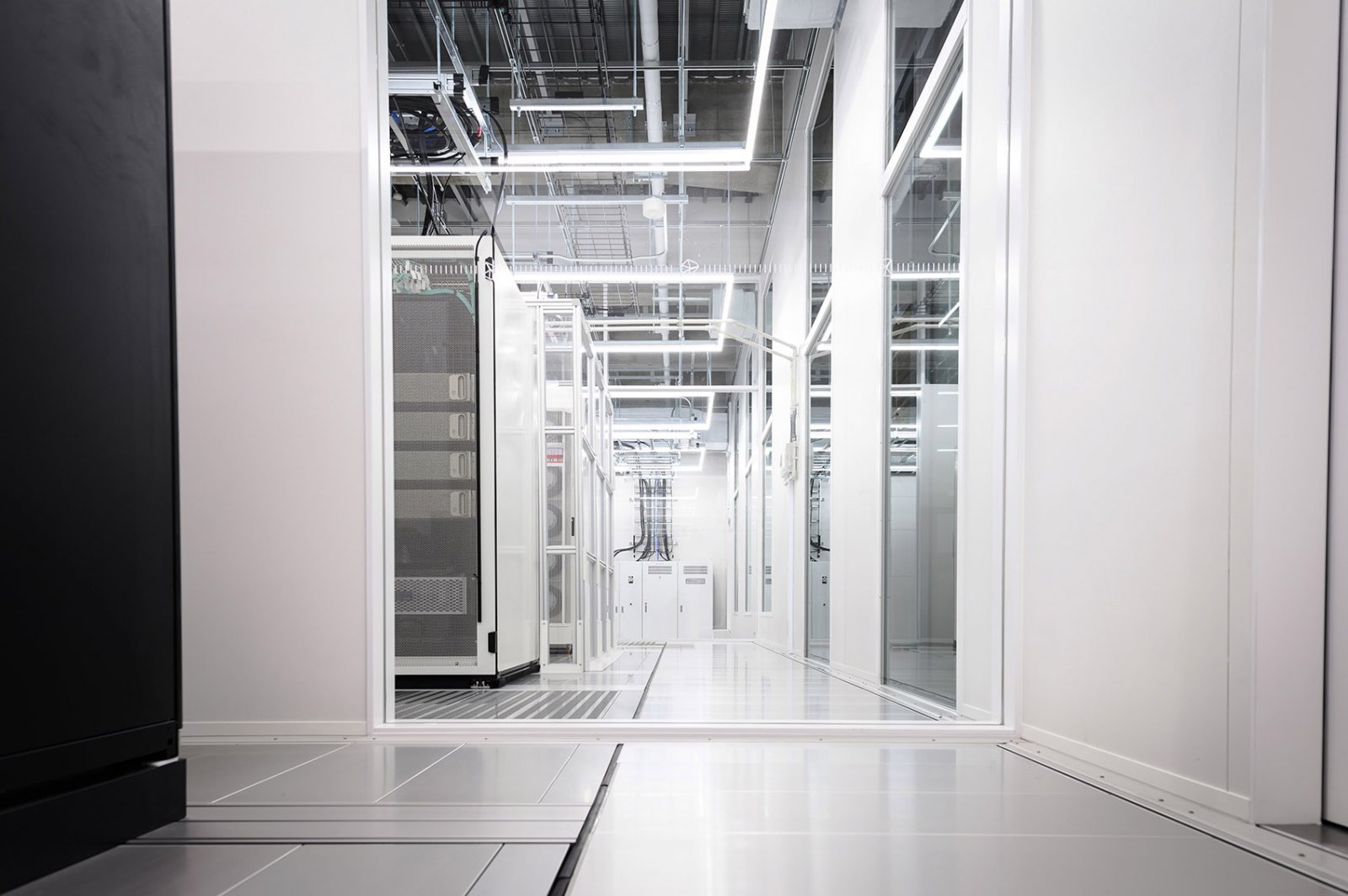 对立的黑白隐喻两个世界,神奈川nexcenter lab实验室 | ntt