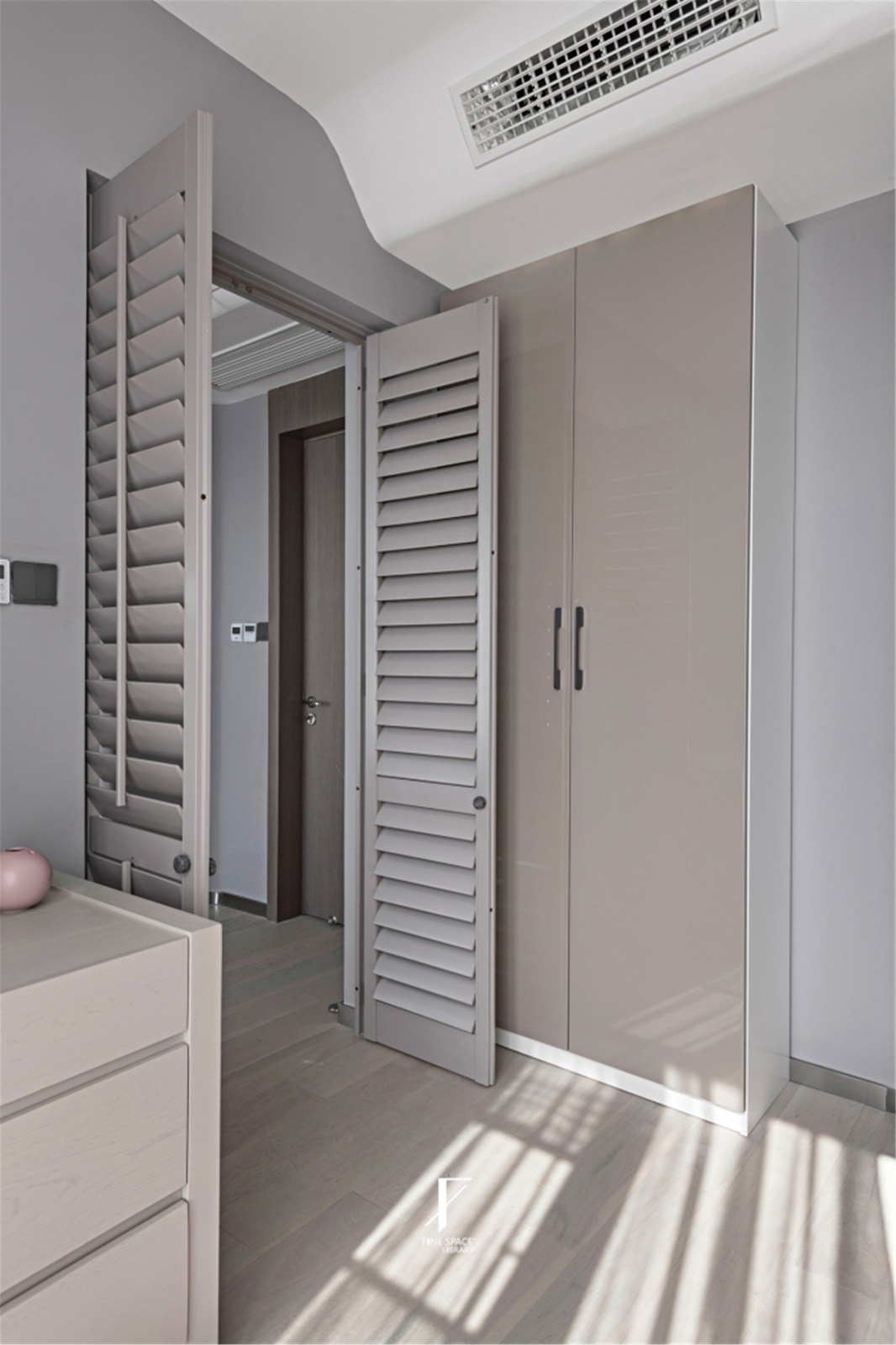 61 通透的木质百叶门,让空间即私密又开放,即饱满丰呈又透气舒张.jpg