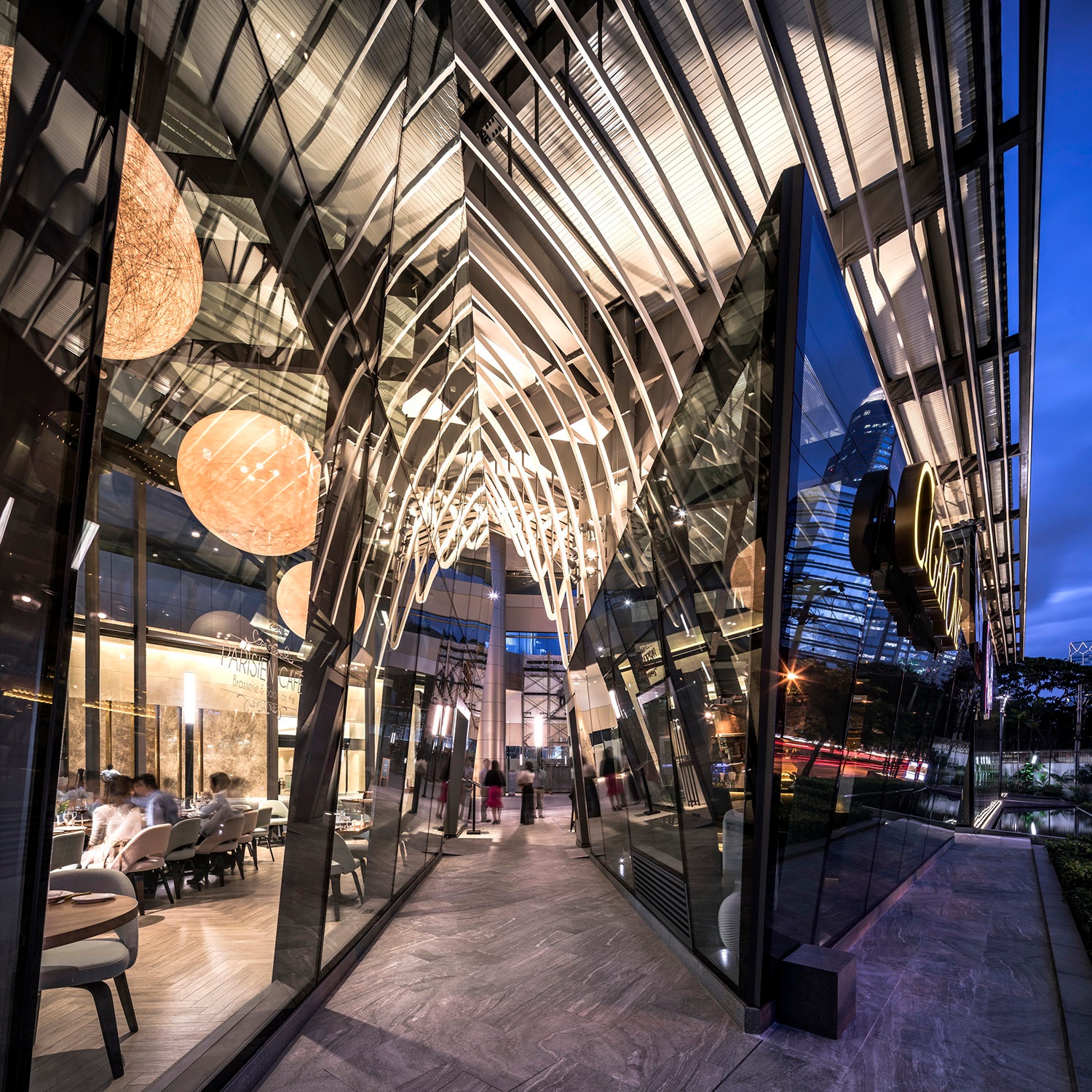 "树荫"下的玻璃餐厅