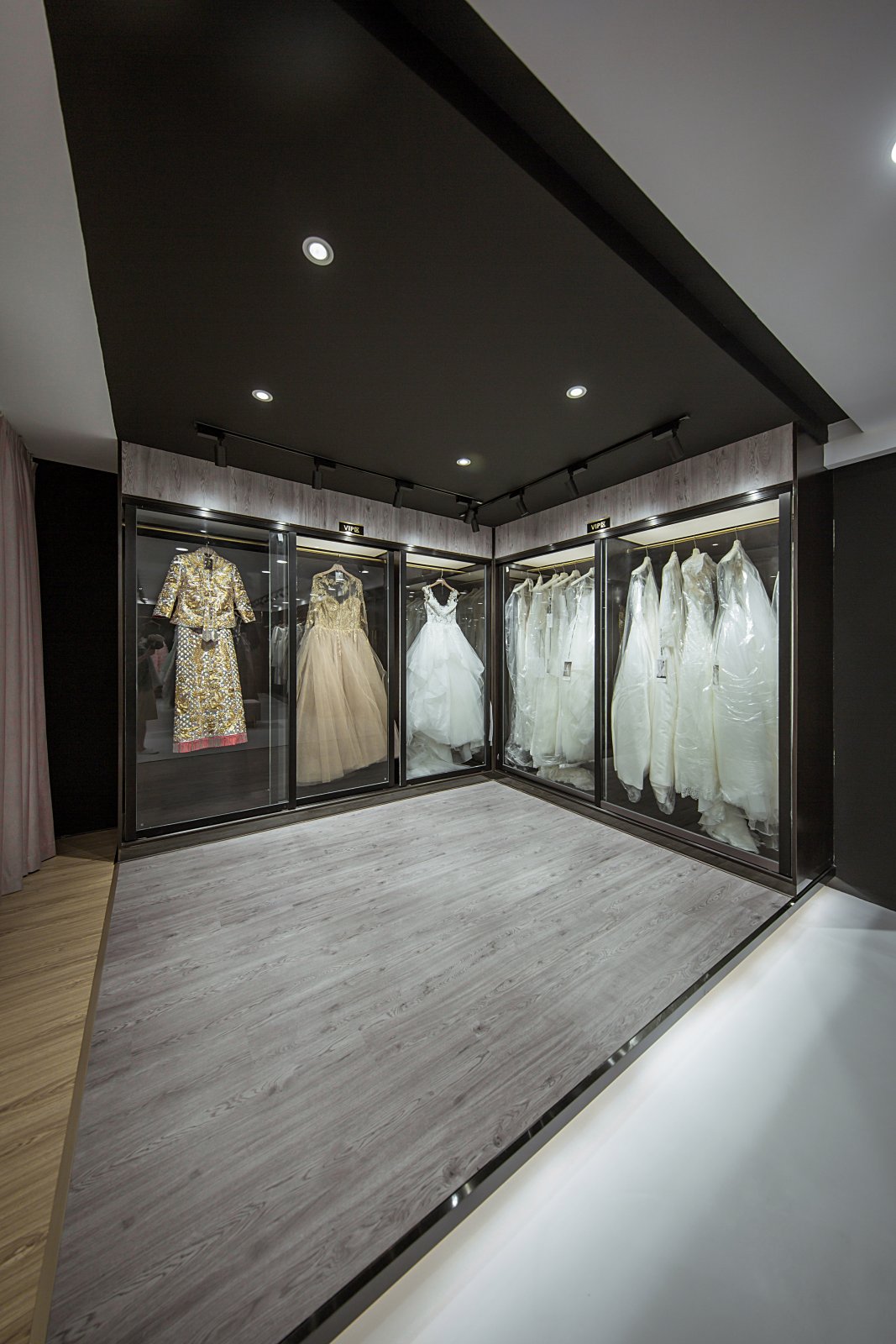 婚纱店试衣间软膜天花(试婚纱的时候穿什么内衣)