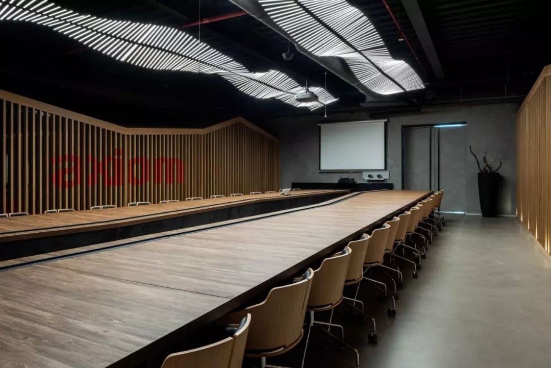 这栋迪拜的总部大楼竟是这样的工业风一起设计